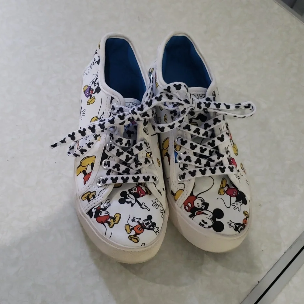 Exclusive Mickey Mouse shoes only at Disney parks Size 5